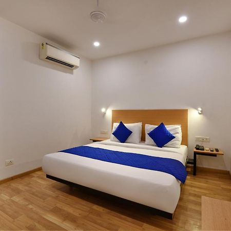 Hotel Saffron Gold New Delhi Bagian luar foto