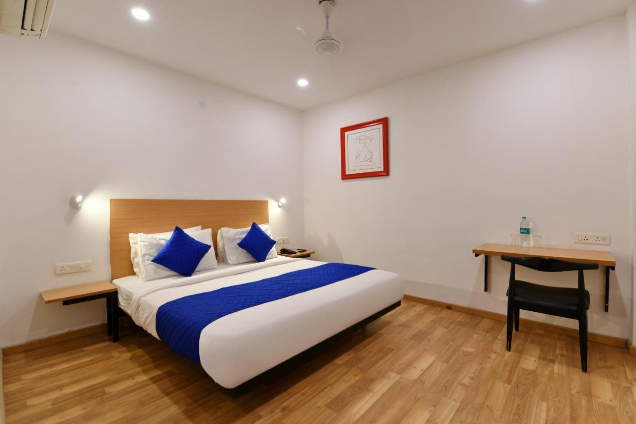 Hotel Saffron Gold New Delhi Bagian luar foto