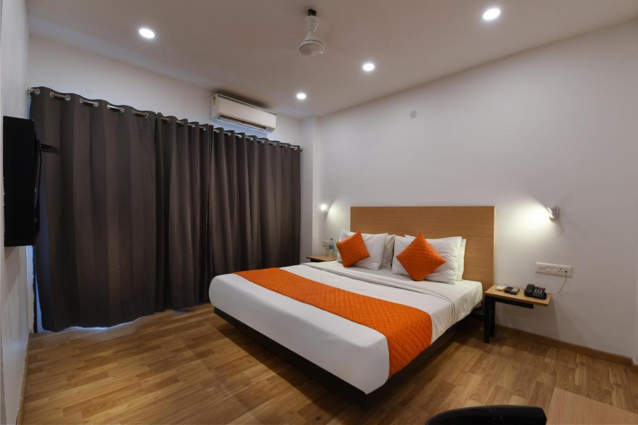 Hotel Saffron Gold New Delhi Bagian luar foto