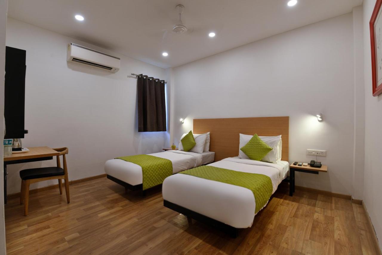 Hotel Saffron Gold New Delhi Bagian luar foto