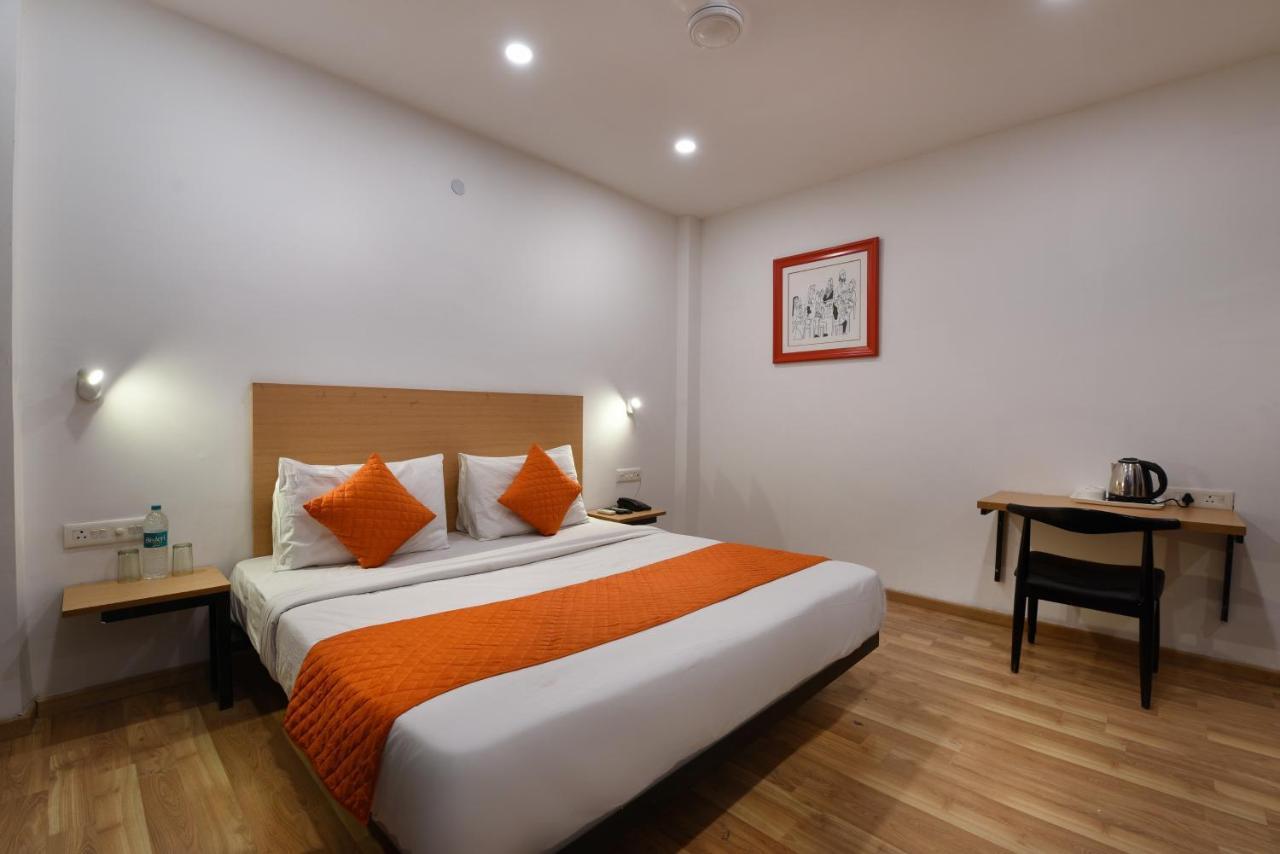 Hotel Saffron Gold New Delhi Bagian luar foto
