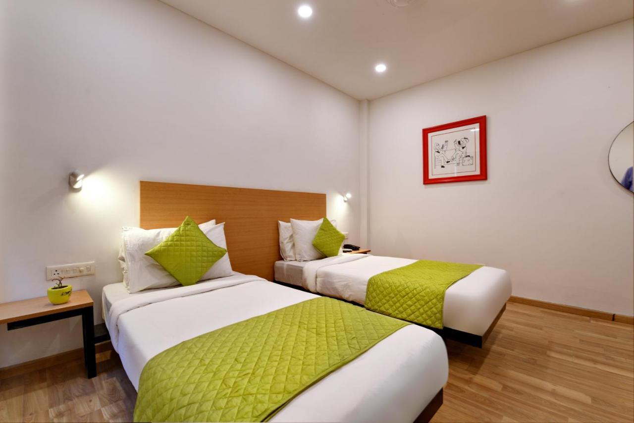 Hotel Saffron Gold New Delhi Bagian luar foto