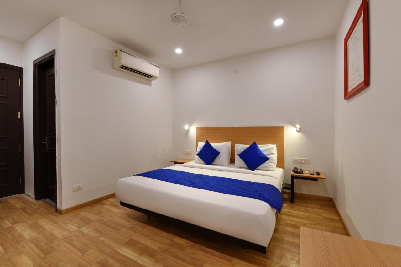 Hotel Saffron Gold New Delhi Bagian luar foto