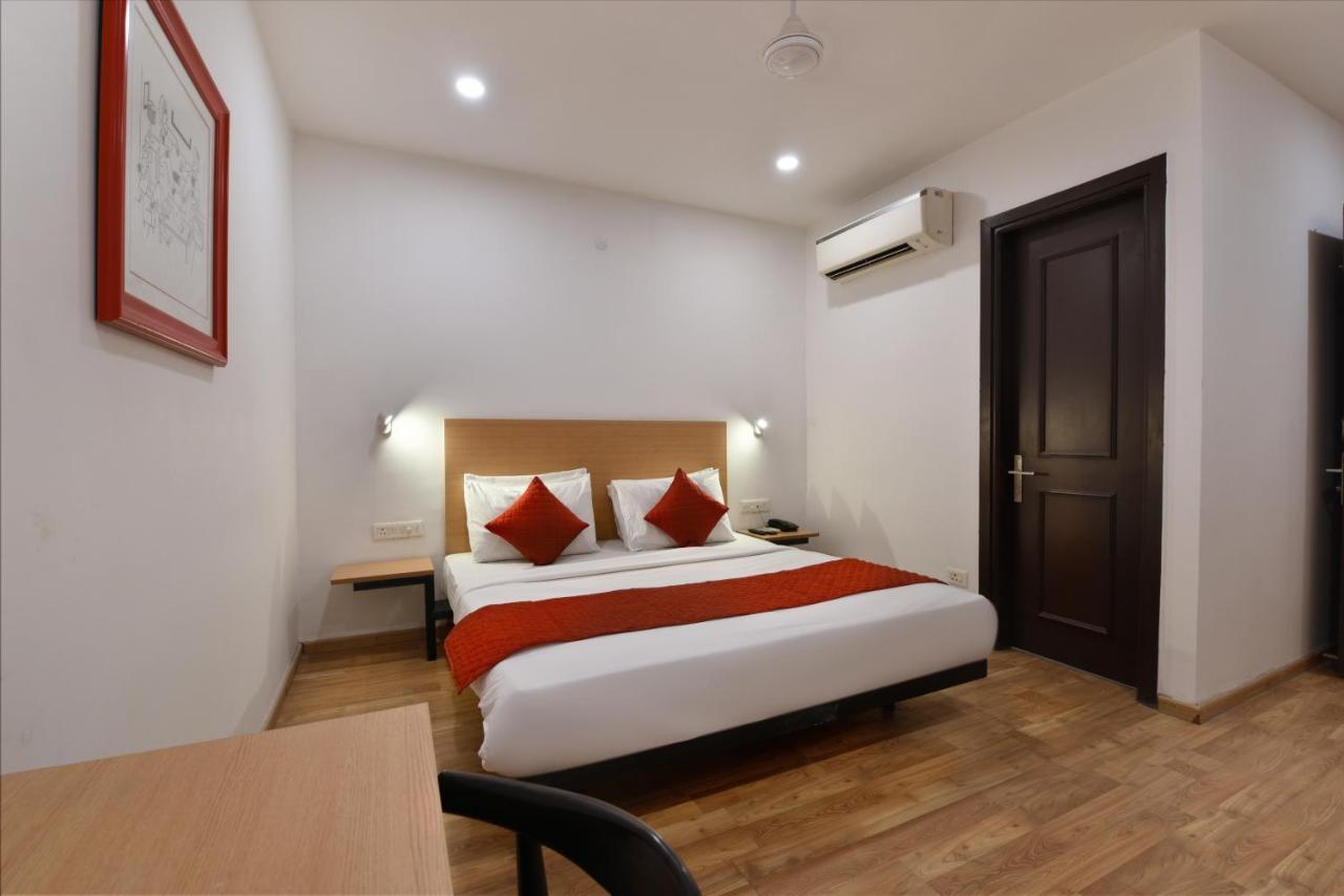 Hotel Saffron Gold New Delhi Bagian luar foto
