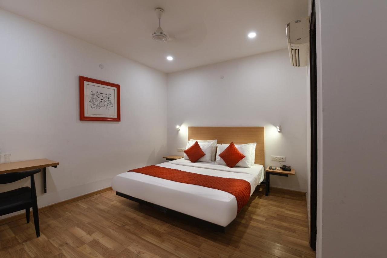 Hotel Saffron Gold New Delhi Bagian luar foto