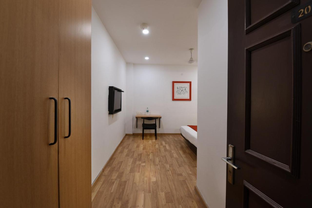 Hotel Saffron Gold New Delhi Bagian luar foto