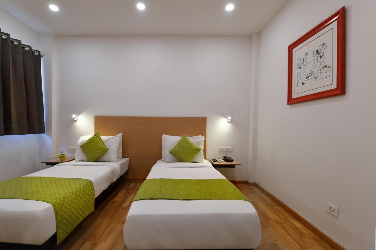 Hotel Saffron Gold New Delhi Bagian luar foto