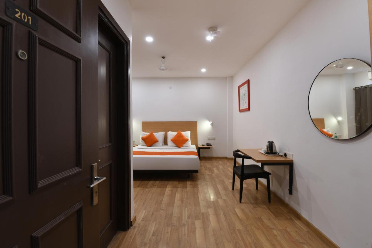 Hotel Saffron Gold New Delhi Bagian luar foto