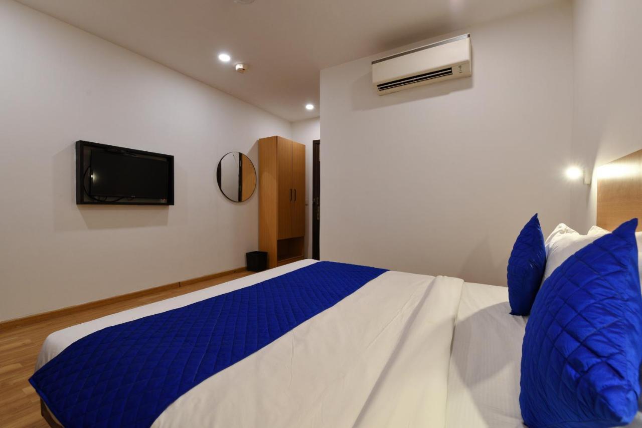 Hotel Saffron Gold New Delhi Bagian luar foto
