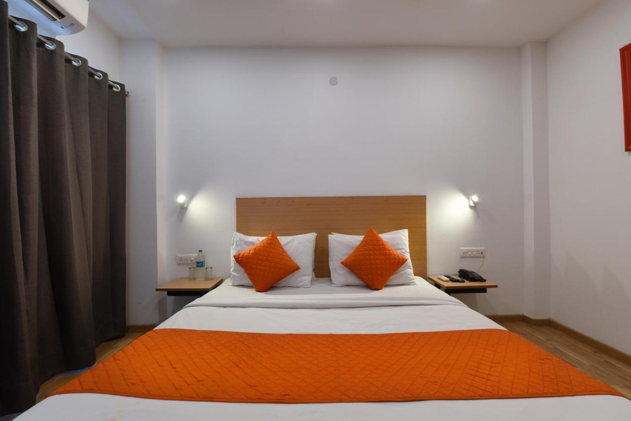 Hotel Saffron Gold New Delhi Bagian luar foto