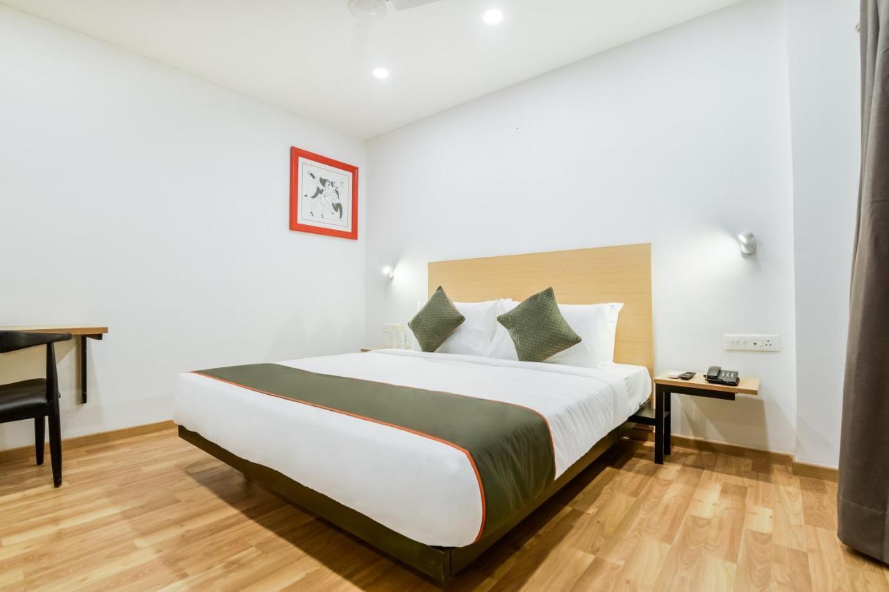 Hotel Saffron Gold New Delhi Bagian luar foto