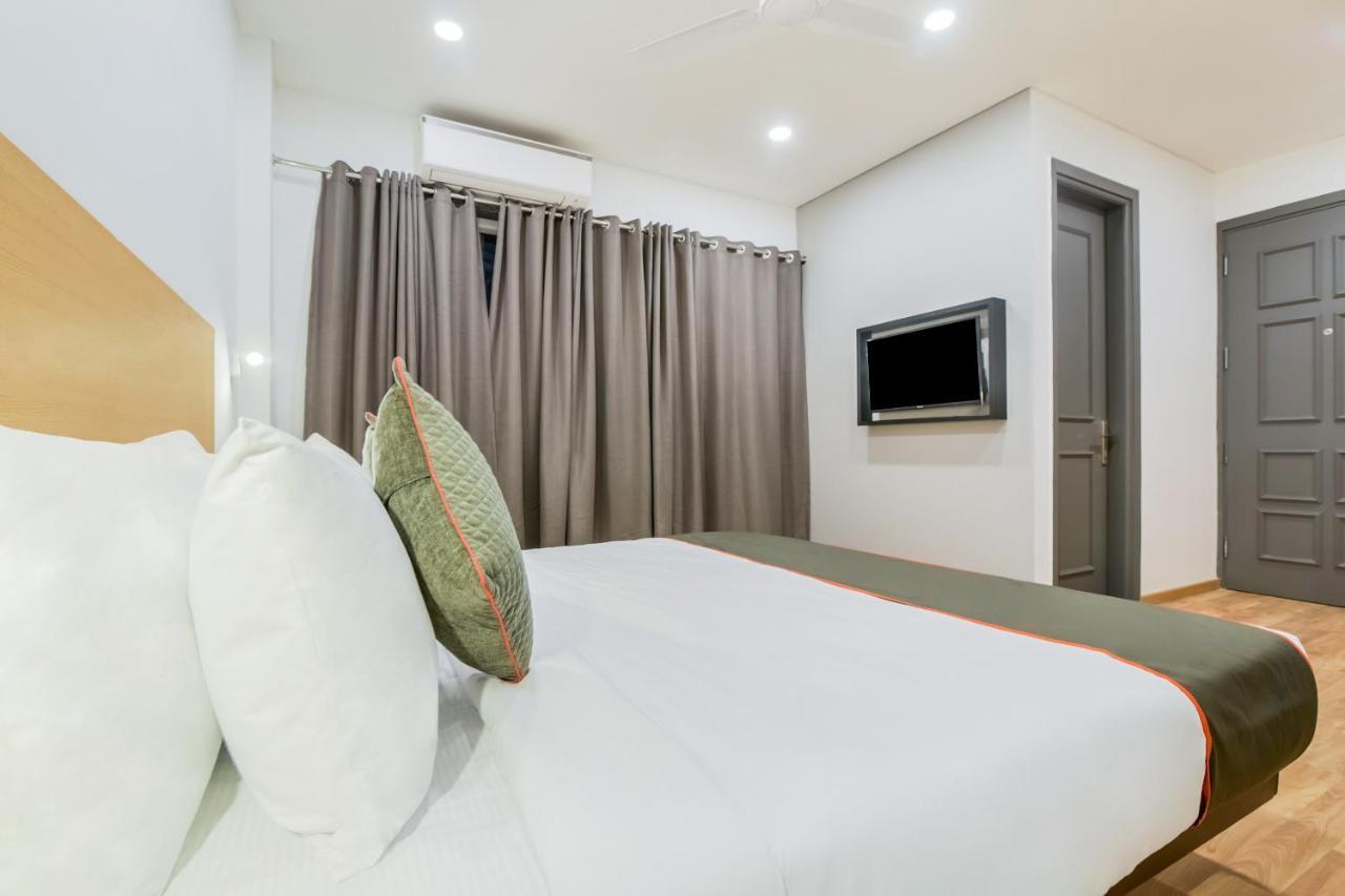 Hotel Saffron Gold New Delhi Bagian luar foto