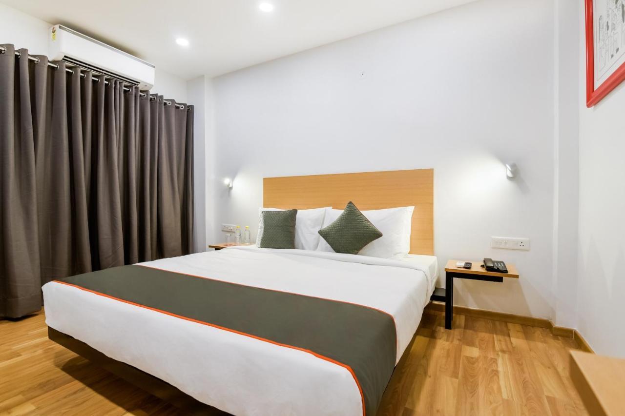 Hotel Saffron Gold New Delhi Bagian luar foto